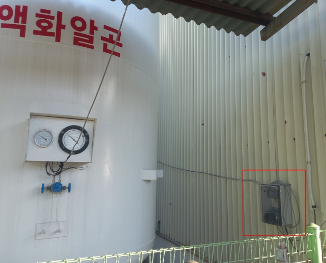 Differential-pressure gauges and field monitoring enclosure installed beside a gas storage tank